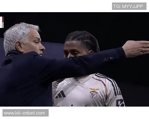 本菲卡友谊赛大胜那不勒斯帽子戏法引发争议判罚全场沸腾